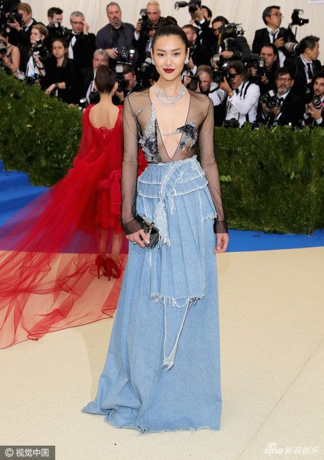 Dương Mịch tỏa sáng với lễ phục gắn 540 nghìn mảnh kim sa trên thảm đỏ - Ảnh 11 Duong Mich toa sang voi le phuc gan 540 nghin manh kim sa tren tham do - Anh 11