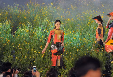 A hau Thanh Tu dep ngot ngao giua ngan hoa - Anh 10