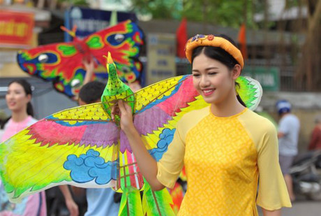 Á hậu Thanh Tú đẹp ngọt ngào giữa ngàn hoa - Ảnh 12 A hau Thanh Tu dep ngot ngao giua ngan hoa - Anh 12