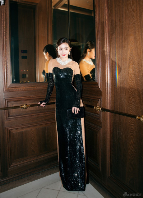 Dương Mịch tỏa sáng với lễ phục gắn 540 nghìn mảnh kim sa trên thảm đỏ - Ảnh 8 Duong Mich toa sang voi le phuc gan 540 nghin manh kim sa tren tham do - Anh 8