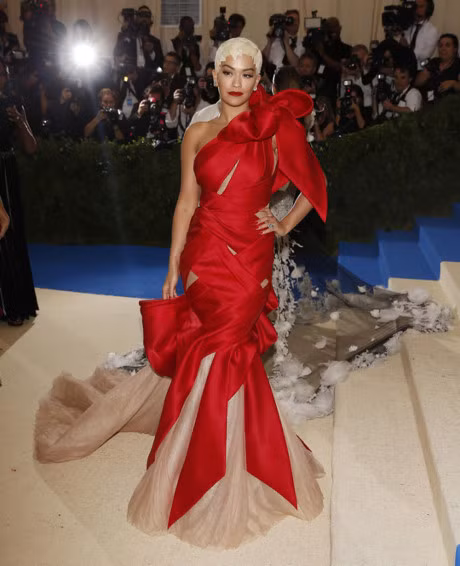 Dam quai di cua sao tren tham do - Anh 12