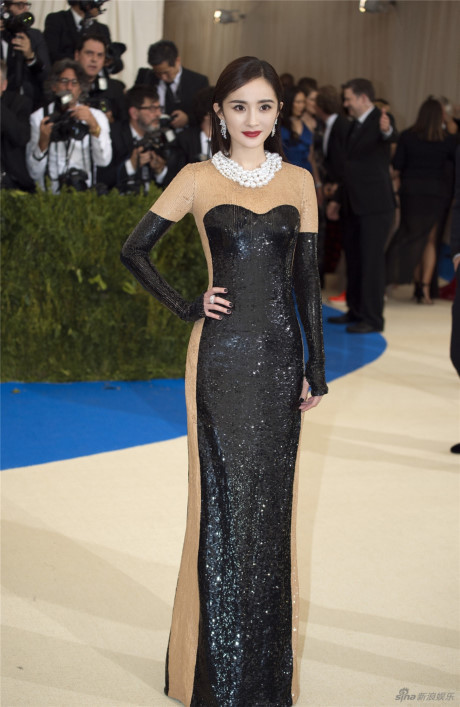 Dương Mịch tỏa sáng với lễ phục gắn 540 nghìn mảnh kim sa trên thảm đỏ - Ảnh 7 Duong Mich toa sang voi le phuc gan 540 nghin manh kim sa tren tham do - Anh 7