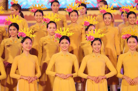 Á hậu Thanh Tú đẹp ngọt ngào giữa ngàn hoa - Ảnh 2 A hau Thanh Tu dep ngot ngao giua ngan hoa - Anh 2
