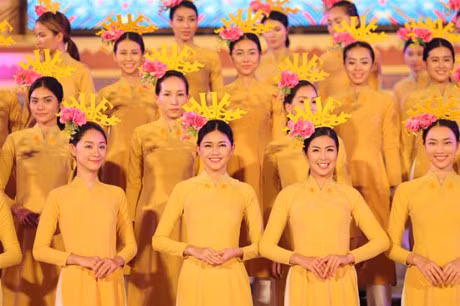 A hau Thanh Tu dep ngot ngao giua ngan hoa - Anh 2