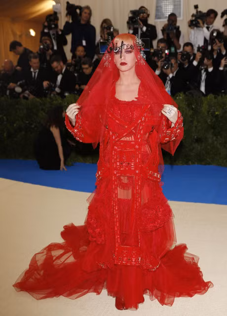 Dam quai di cua sao tren tham do - Anh 4