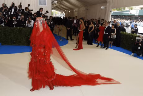 Dam quai di cua sao tren tham do - Anh 5