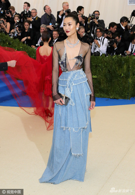 Dương Mịch tỏa sáng với lễ phục gắn 540 nghìn mảnh kim sa trên thảm đỏ - Ảnh 10 Duong Mich toa sang voi le phuc gan 540 nghin manh kim sa tren tham do - Anh 10