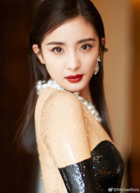 Dương Mịch tỏa sáng với lễ phục gắn 540 nghìn mảnh kim sa trên thảm đỏ - Ảnh 4 Duong Mich toa sang voi le phuc gan 540 nghin manh kim sa tren tham do - Anh 4