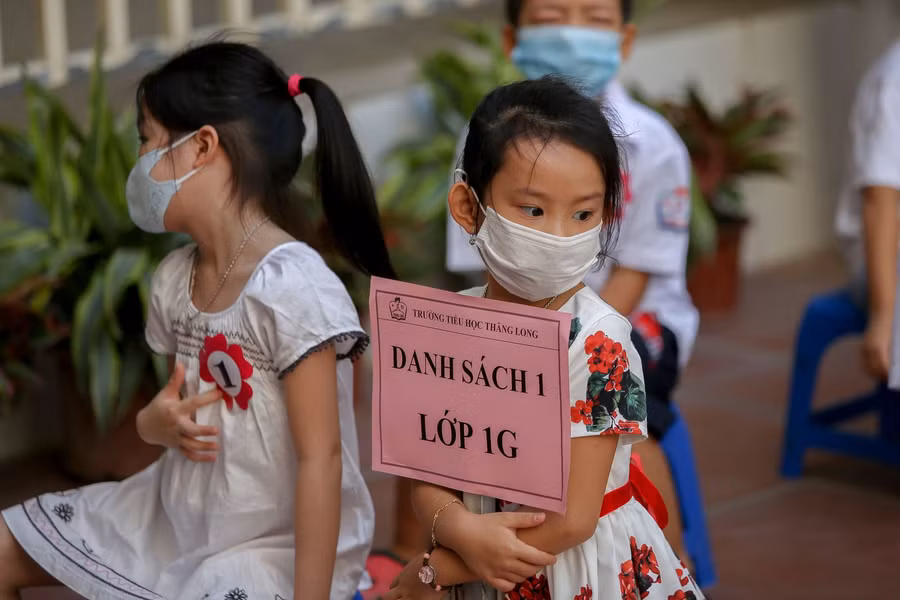 Các bạn học sinh được gia đình chuẩn bị khẩu trang từ nhà.