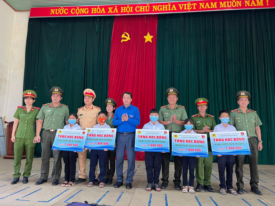 Học bổng Nâng bước đến trường được trao cho học sinh có hoàn cảnh khó khăn.