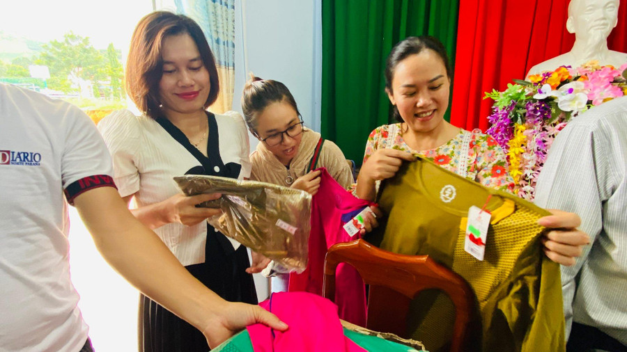 Các cô giáo Trường Tiểu học Cư Pui II xúc động trước những tình cảm, sự quan tâm mà xã hội dành cho mình.