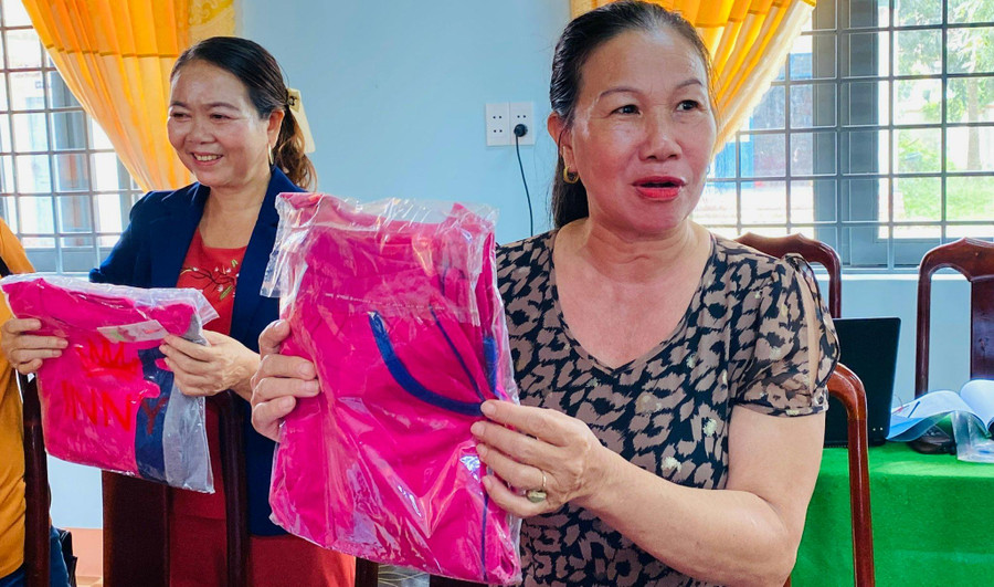 Cô giáo Đỗ Thị Kim Phúc (bên phải) và đồng nghiệp vui mừng vì được sự quan tâm của xã hội.