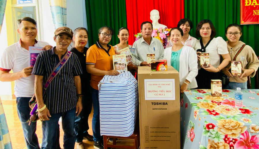 Đoàn công tác tặng quà, động viên thầy cô giáo Trường Tiểu học Cư Pui II.