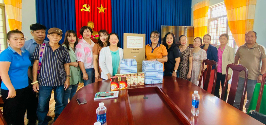 Đoàn công tác tặng quà, động viên thầy cô giáo Trường Tiểu học Cư Pui I.