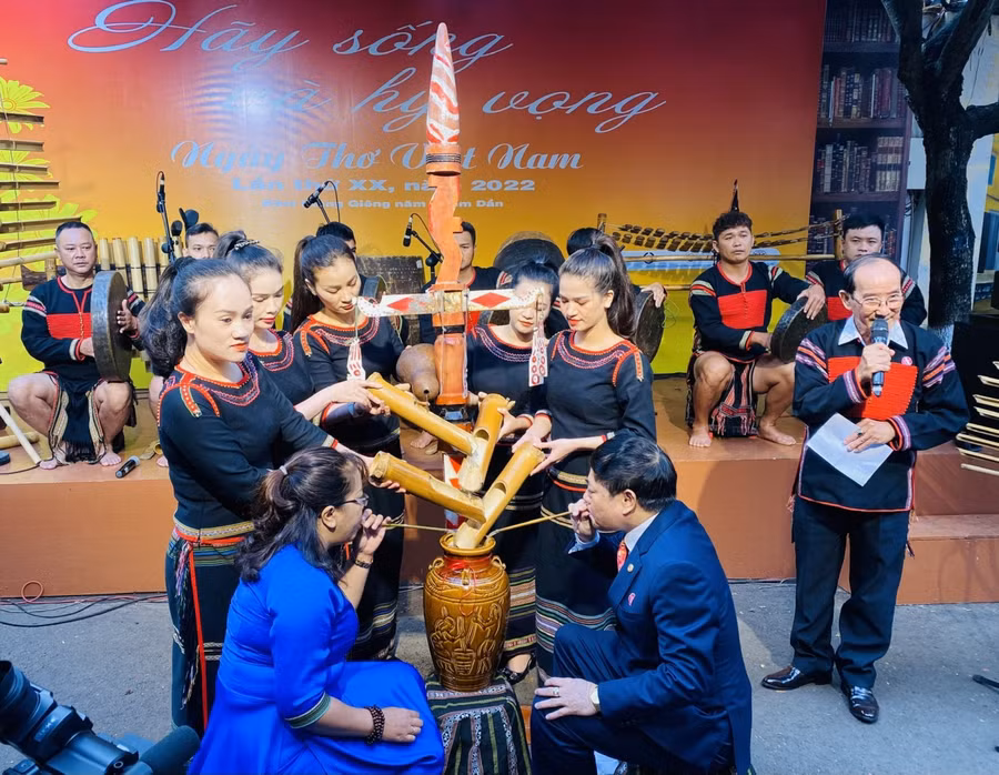 Phó Bí thư Thường trực Tỉnh uỷ Phạm Minh Tấn và Nhà văn Niê Thanh Mai - Chủ tịch Hội VHNT tỉnh thực hiện nghi lễ "vít cần" truyền thống.