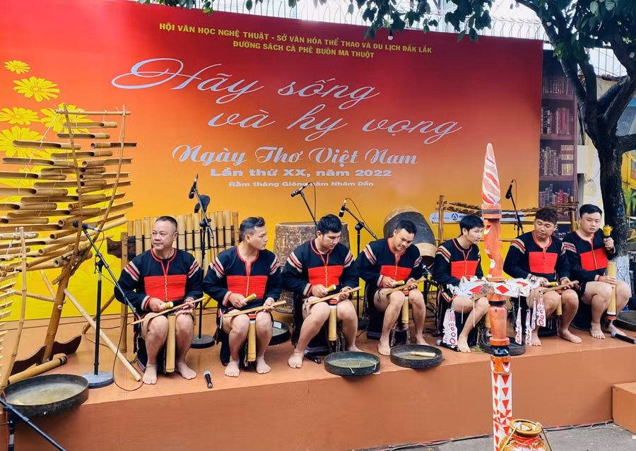 Diễn tấu ching kram, bài “Kong Tar” (Chong chóng quay).