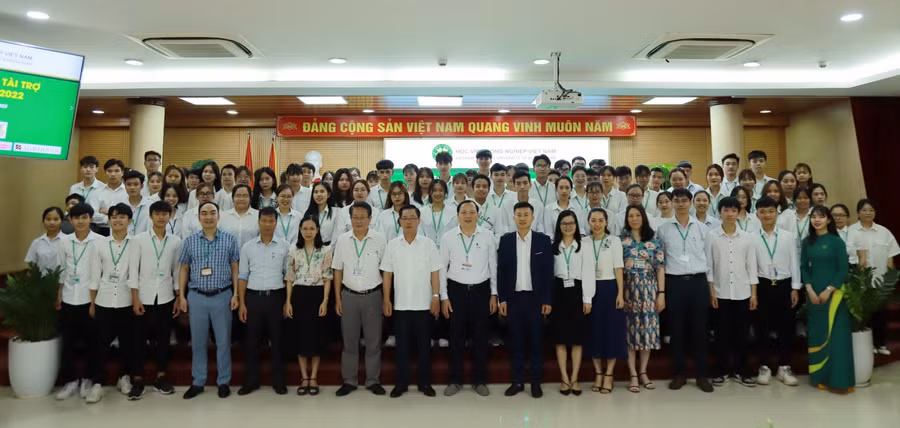 Chương trình trao học bổng tài trợ năm học 2021 - 2022 cho sinh viên tạo được ấn tượng tốt đẹp và niềm tin cho người học cũng như phụ huynh