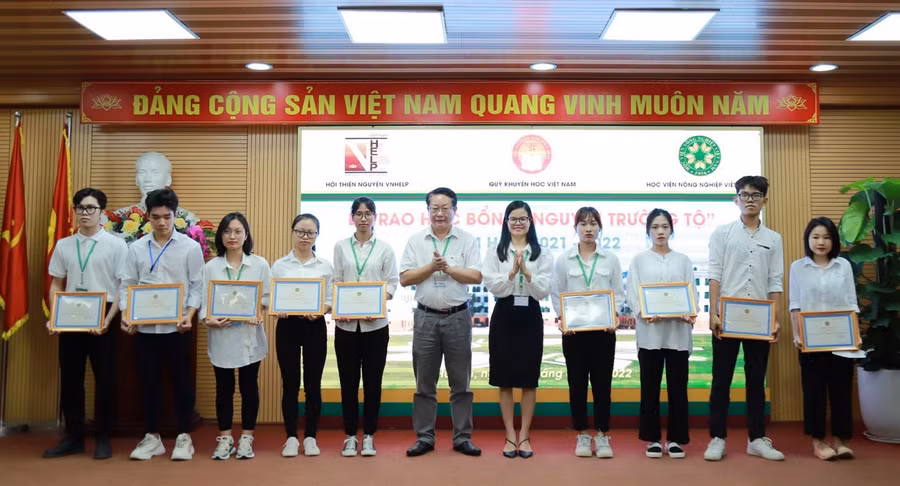 TS Giang Trung Khoa - Trưởng Ban Công tác Chính trị & Công tác sinh viên, Học viện Nông nghiệp Việt Nam trao học bổng cho sinh viên