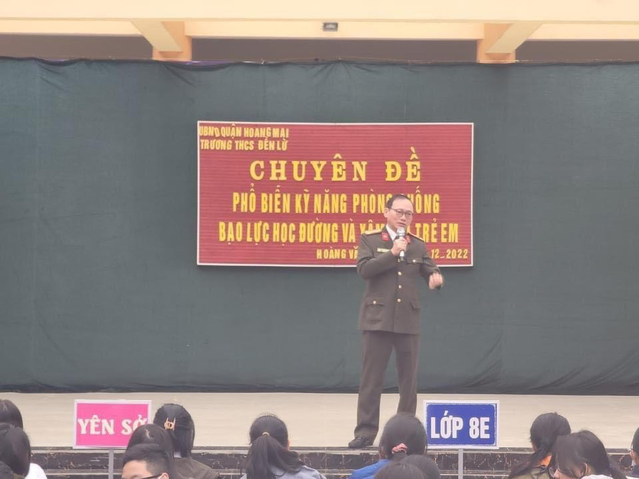 Thượng tá, TS Đào Trung Hiếu trao đổi, tương tác cùng học sinh trường THCS Đền Lừ.