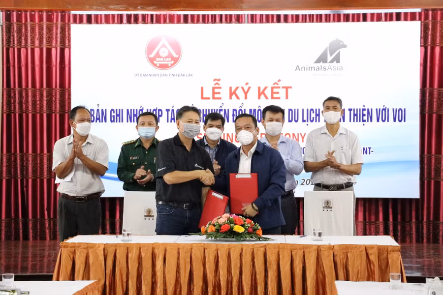 Ông Y Giang Gry Niê Knơng - Phó chủ tịch UBND tỉnh Đắk Lắk và TS.Tuấn Bendixsen – Trưởng đại diện Tổ chức Động vật Châu Á ký thỏa thuận hợp tác chuyển đổi mô hình du lịch thân thiện với voi.