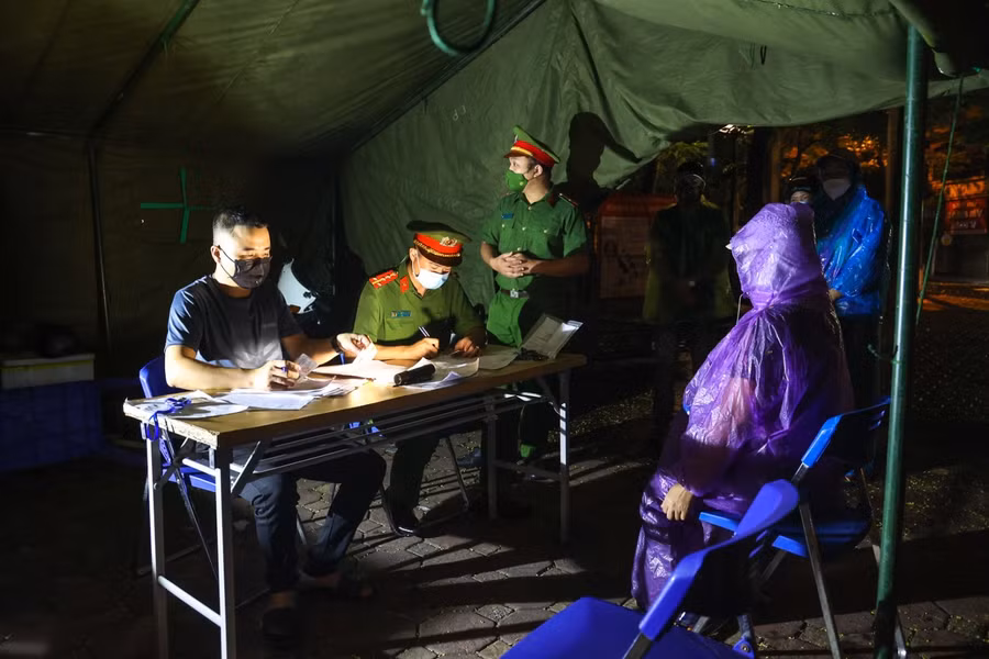 Hà Nội dẹp chợ nông sản tự phát cạnh vườn hoa Hàng Đậu ảnh 6