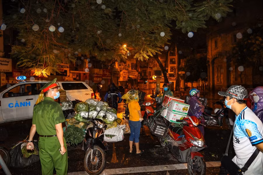 Hà Nội dẹp chợ nông sản tự phát cạnh vườn hoa Hàng Đậu ảnh 3