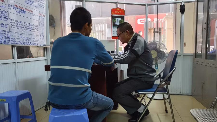 Tài xế V.V.Q. viết tường trình lại sự việc tại trụ sở Công ty Cổ phần Vận tải Thăng Long.