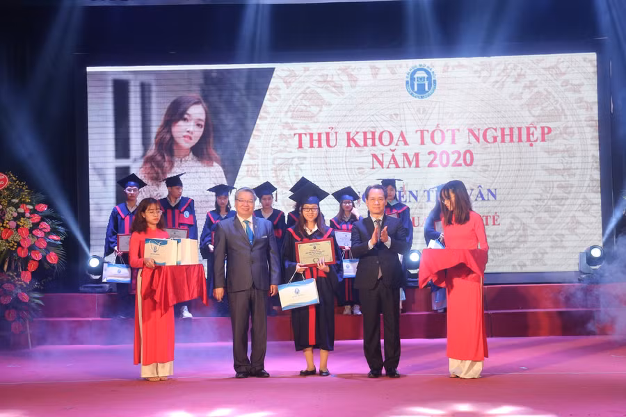 Vinh danh thủ khoa tốt nghiệp năm 2020