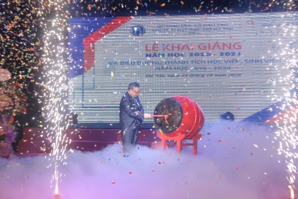 Tiến sĩ Trương Tiến Tùng đánh trống khai giảng năm học mới