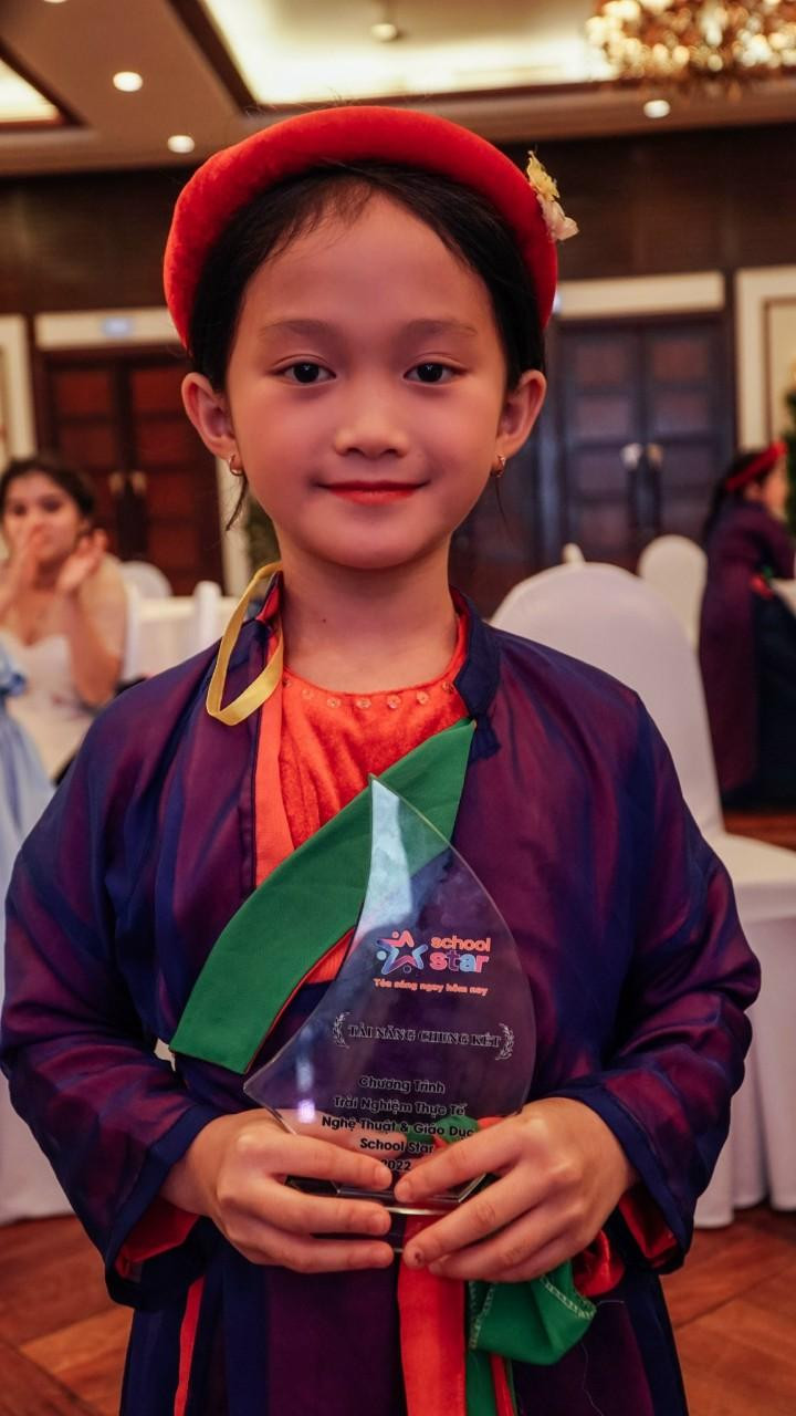 Những thí sinh xuất sắc nhất được ghi nhận về đam mê, tiềm năng biểu đạt nghệ thuật và mong muốn hoàn thiện bản thân qua các hoạt động nghệ thuật và giáo dục ở School Star, được lựa chọn, hội tụ vào Chung kết - Tỏa sáng và đã để lại ấn tượng đẹp đẽ tại thành phố biển Đà Nẵng. Những thí sinh xuất sắc nhất được ghi nhận về đam mê, tiềm năng biểu đạt nghệ thuật và mong muốn hoàn thiện bản thân qua các hoạt động nghệ thuật và giáo dục ở School Star, được lựa chọn, hội tụ vào Chung kết - Tỏa sáng và đã để lại ấn tượng đẹp đẽ tại thành phố biển Đà Nẵng.