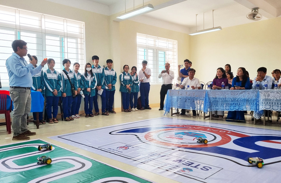 Cán bộ Trường Đại học Sư phạm Kỹ thuật TP.Hồ Chí Minh giới thiệu phòng học STEM. Cán bộ Trường Đại học Sư phạm Kỹ thuật TP.Hồ Chí Minh giới thiệu phòng học STEM.