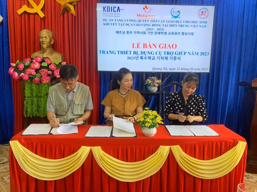 Đại diện Trường TEKT Quảng Trị cam kết sẽ đưa vào hệ thống quản lý và mã hóa trang thiết bị, phân bổ sử dụng hiệu quả.