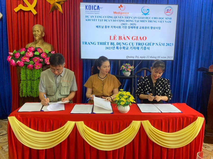 Đại diện Trường TEKT Quảng Trị cam kết sẽ đưa vào hệ thống quản lý và mã hóa trang thiết bị, phân bổ sử dụng hiệu quả.