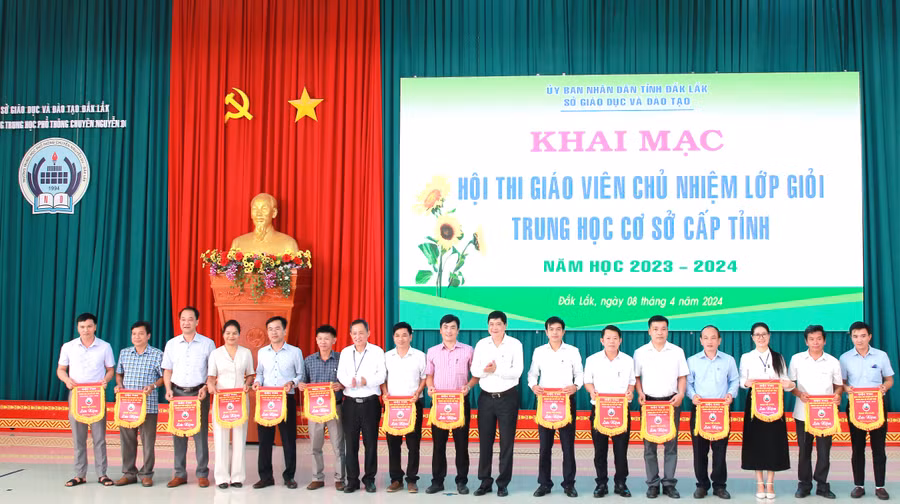 Ban tổ chức trao cờ lưu niệm cho các đơn vị tham gia Hội thi. (Ảnh: TT)