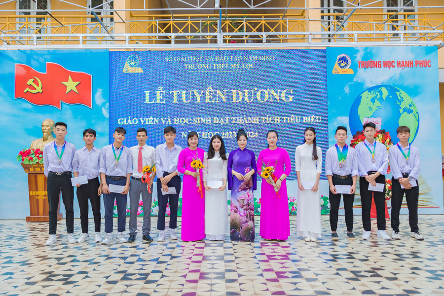 Khen thưởng cho học sinh đạt thành tích trong năm học 2023 - 2024.
