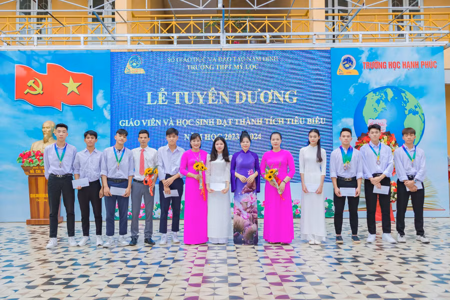Khen thưởng cho học sinh đạt thành tích trong năm học 2023 - 2024.