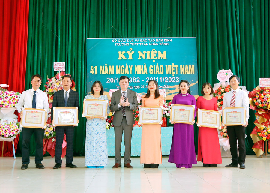 Những nhà giáo tiêu biểu là nhân tố tích cực xây dựng môi trường GD chất lượng ở vùng NTM nâng cao.