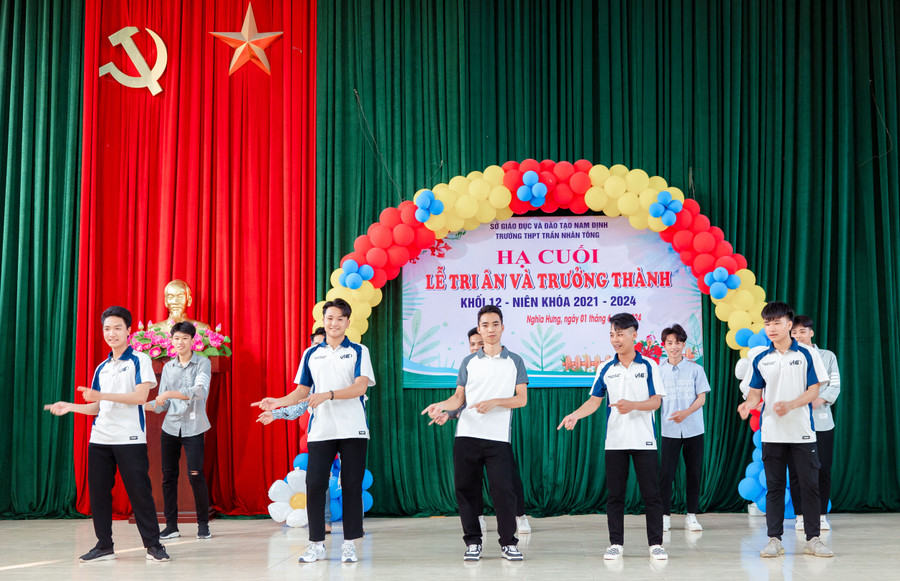 Một tiết mục văn nghệ của HS nhà trường tại lễ tri ân và trưởng thành năm học 2024.