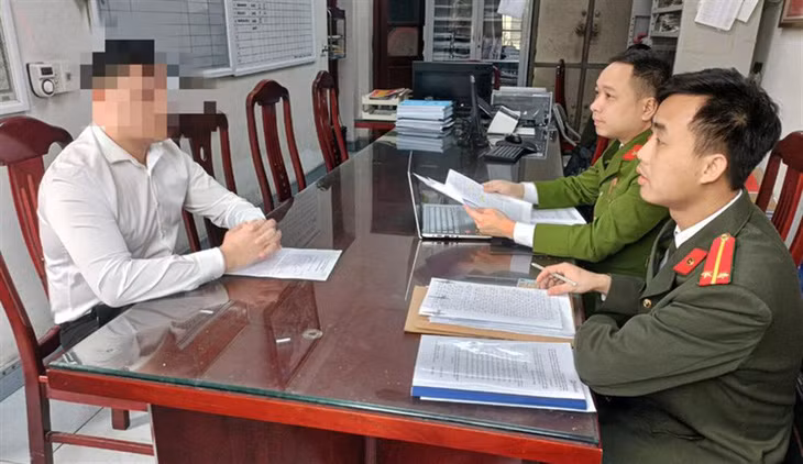 Cơ quan công an làm việc với một đối tượng có liên quan đến vụ việc.