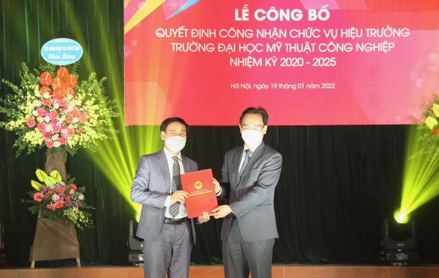 Thứ trưởng Bộ GD&ĐT Hoàng Minh Sơn (bên phải) trao Quyết định công nhận Hiệu trưởng Trường ĐH Mỹ thuật Công nghiệp cho TS Phạm Hùng Cường