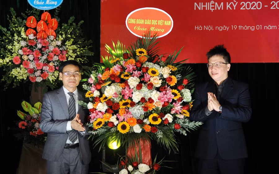 TS Nguyễn Ngọc Ân - Chủ tịch Công đoàn Giáo dục Việt Nam (bên phải) tặng hoa chúc mừng tân Hiệu trưởng Trường ĐH Mỹ thuật Công nghiệp