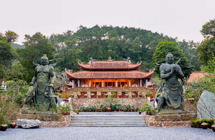 Ngôi chùa ẩn mình trong rừng thông dưới chân núi, tạo cảm giác yên bình, thanh tịnh ngay lần đầu tiên du khách đặt chân đến.