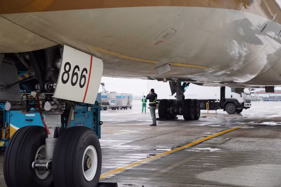 Cận cảnh chuyến bay đầu tiên sang Bucharest đón người Việt tại Ukraine về nước ảnh 4