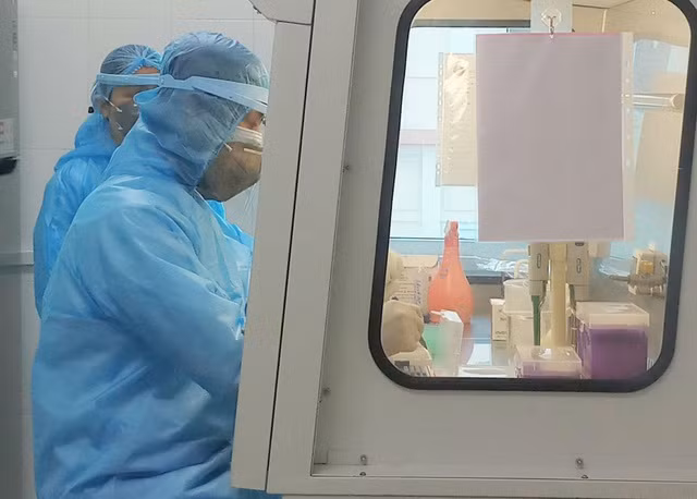 Cơ quan chức năng đã tiến hành lấy mẫu xét nghiệm trường hợp F1 tại xã Quang Diệm (huyện Hương Sơn)