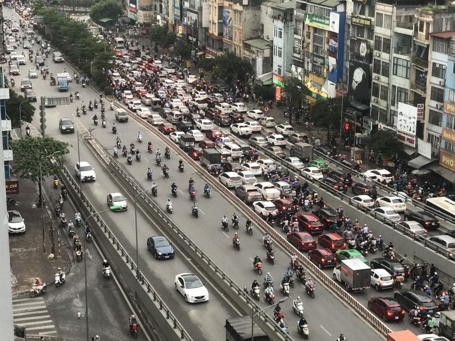 Tại đường Trường Chinh hướng ra Ngã Tư Sở hàng dài xe nối đuôi nhau kéo dài.