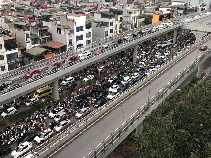 Hà Nội: Mọi nẻo đường kẹt cứng trước kỳ nghỉ lễ 30/4-1/5 ảnh 16