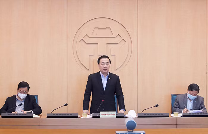 Phó Chủ tịch UBND TP Hà Nội Chử Xuân Dũng, Trưởng Ban Chỉ đạo phòng chống Covid-19 TP Hà Nội chủ trì phiên họp giao ban trực tuyến.