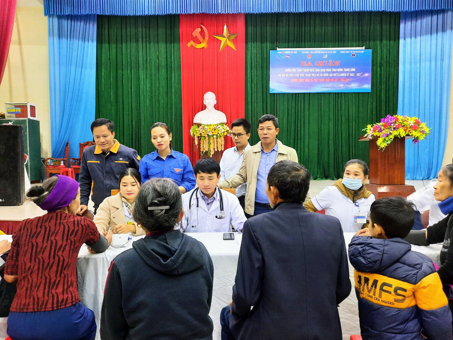 Các bác sĩ đo huyết áp và tư vấn sức khoẻ cho người dân. Các bác sĩ đo huyết áp và tư vấn sức khoẻ cho người dân.