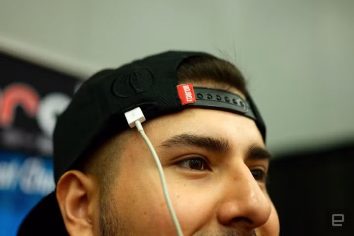 Mũ lưỡi trai kiêm sạc pin bằng năng lượng mặt trời