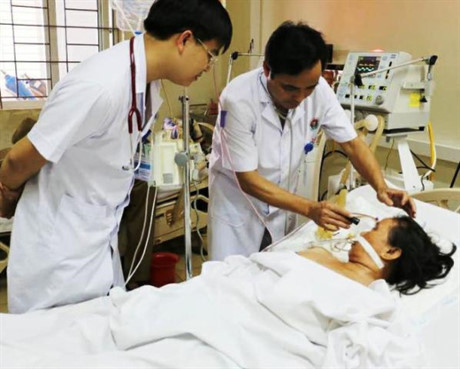 Một phụ nữ nguy kịch do ngộ độc rượu Methanol - Ảnh 1 Mot phu nu nguy kich do ngo doc ruou Methanol - Anh 1